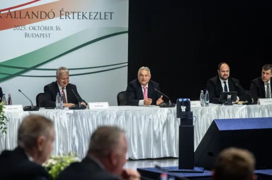 Orbán Viktor a MÁÉRT ülésén utalt vissza kolozsvári látogatására: Az ember gyanútlanul elmegy egy kocsmába, ahol ott a cigány, elénekel két dalt, és már baj van