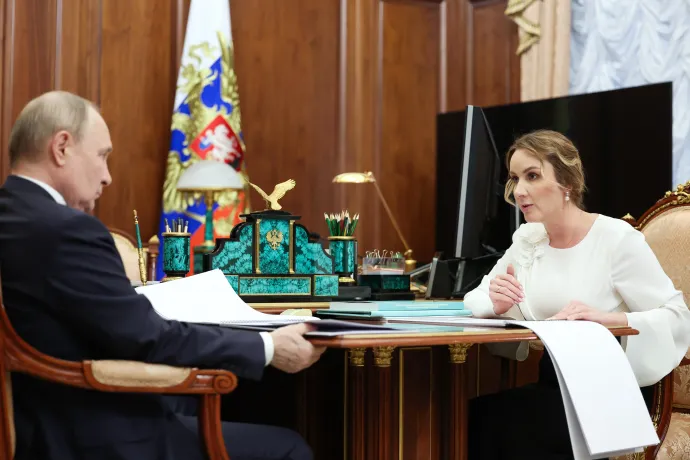 Vlagyimir Putyin és Marija Lvov-Belova egyeztet a Kremlben 2024. május 31-én – Fotó: Alexander Kazakov / AFP