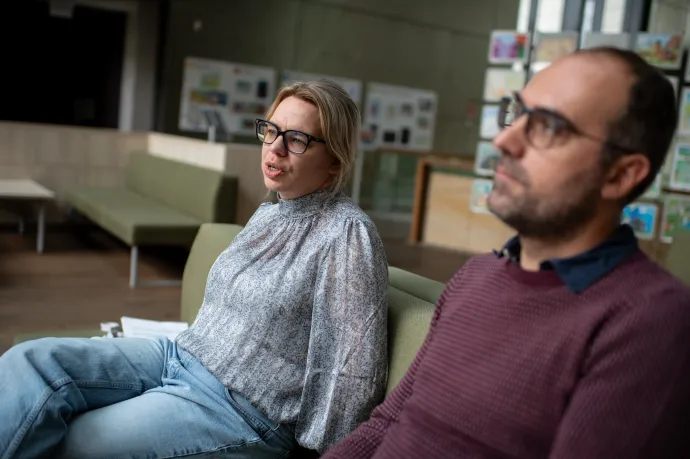 Szabó Gabriella és Benedek István kutatók a Politikatudományi Kutatóintézetben – Fotó: Bődey János / Telex