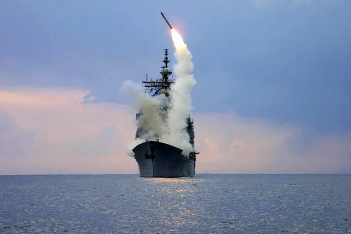 Tomahawk robotrepülő indítása egy amerikai cirkáló hajóról 2003-ban – Fotó: U.S. Navy / Intelligence Specialist 1st Class Kenneth Moll / Reuters