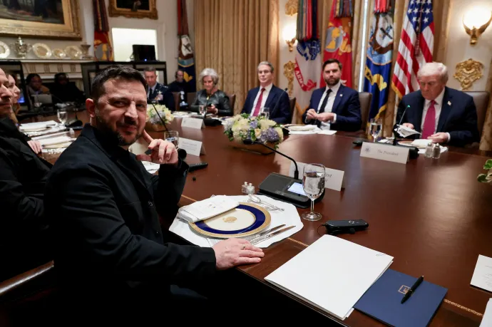 Volodimir Zelenszkij, Donald Trump és az amerikai elnöki kabinet tagjai a Fehér Házban – Fotó: Jonathan Ernst / Reuters