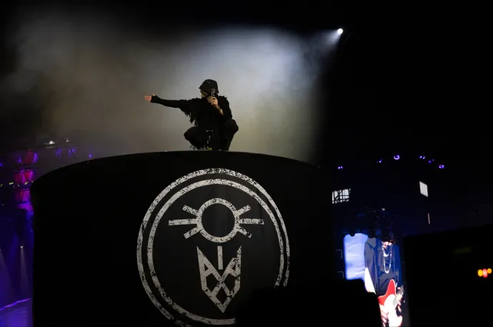 Vitya mondta, nekem ez a dolgom – énekli Azahriah a magyarok alkoholizmusáról, koncertje alatt kiadott lemezén