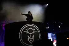 Vitya mondta, nekem ez a dolgom – énekli Azahriah a magyarok alkoholizmusáról, koncertje alatt kiadott lemezén