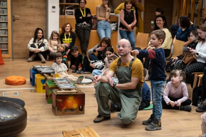 Ifjú karmester instruálja Rimóczi Istvánt a Bélaműhelyből – Fotó: Posztós János