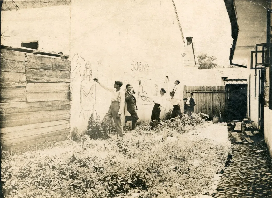 A Boema tagjai a szomszéd ház tűzfalára rajzolnak a Hegyvölgy utca 17. szám alatt 1929-ben – Fotó: Ion Gavrilă / Gâscă archívum / Arhiva Plastică