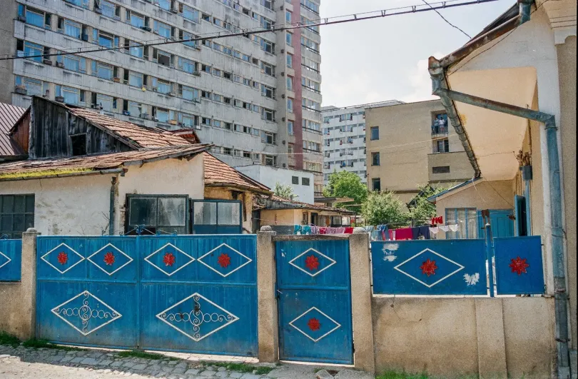A Hegyvölgy utca teteje és egyik jellegzetes kerítése 1999-ben – Fotó: Maksay Ádám / Azopan Fotóarchívum