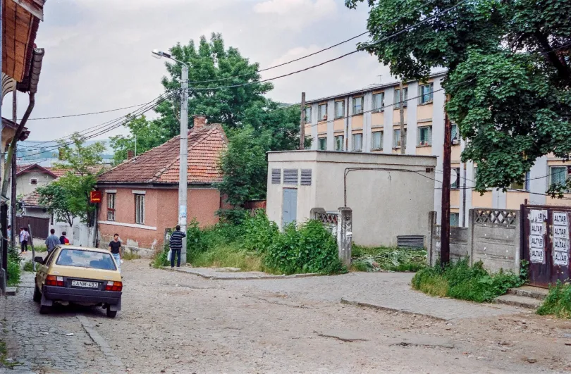 A Hegyvölgy utca teteje és egyik jellegzetes kerítése 1999-ben – Fotó: Maksay Ádám / Azopan Fotóarchívum