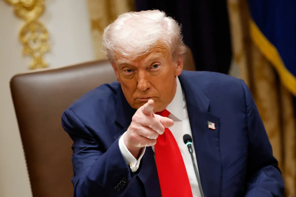 Trump történelmet írt, kamerák előtt kimondta a négybetűs szót