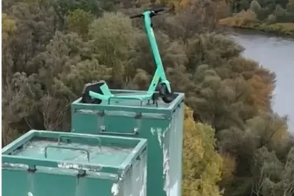 Negyven méter magasan, egy lezárt híd tetején parkolt le valaki egy elektromos rollert Krakkóban
