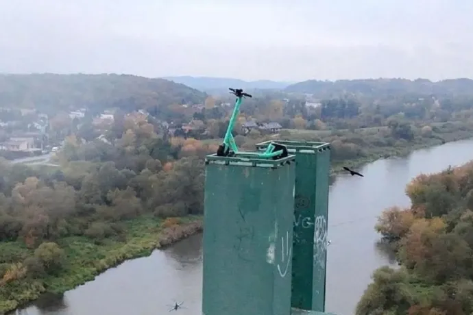 Negyven méter magasan, egy lezárt híd pillérének a tetején parkolt le valaki egy elektromos rollert Krakkóban
