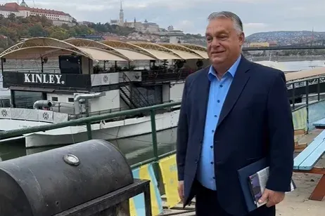 A nagy grillsütő-gate: Orbán grillsütőt talált, Karácsony erre szórakozni hívta őt, majd beszállt Vitézy is