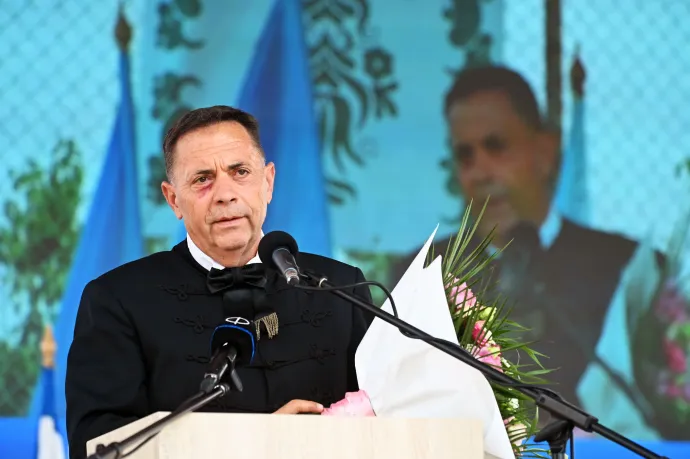 Pócs János fideszes képviselő általános iskolás gyerekekről rakott ki képeket, szerinte minden szülő engedélyezte a fotókat