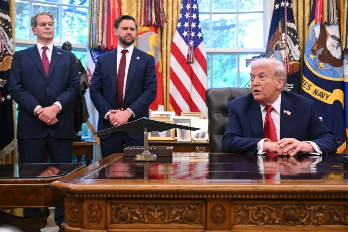 Donald Trump 2025. szeptember 25-én aláírta a rendeletet, amivel a TikTok többségi amerikai tulajdonba kerülhet, bal oldalt Scott Bessent pénzügyminiszter – Fotó: Saul Loeb / AFP
