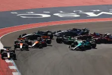 „Haver, mi volt ez?” – az Amerikai Nagydíj kaotikus sprintfutamán a mezőny negyede, a két McLaren is kiesett