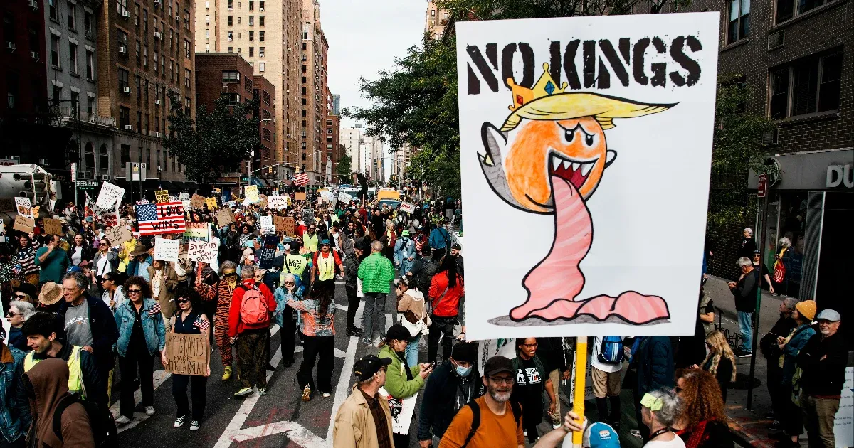 Friss hírek: A New York-i demonstrációt a No Kings nevű, baloldali csoportokból álló koalíció szervezte. Több amerikai államban készenlétben van a Nemzeti Gárda.