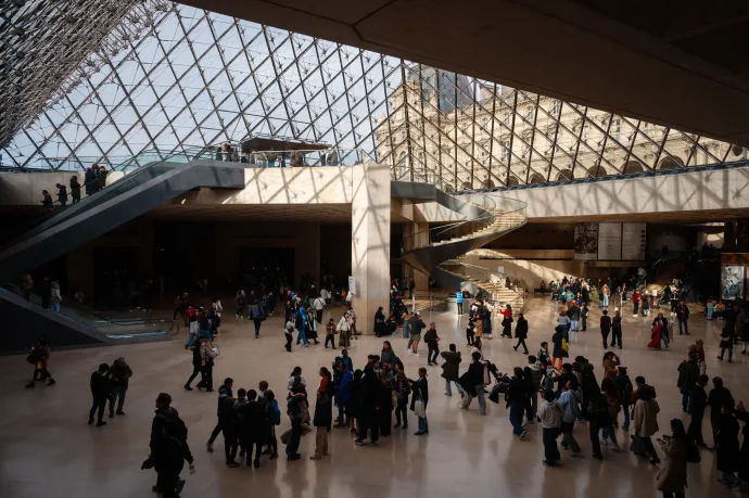 Rablás történt a Louvre-ban, lezárták a múzeumot