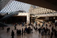 Rablás történt a Louvre-ban, lezárták a múzeumot