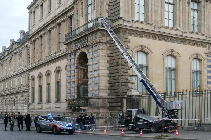 Hét perc alatt rámolták ki a Louvre egyik termét a rablók