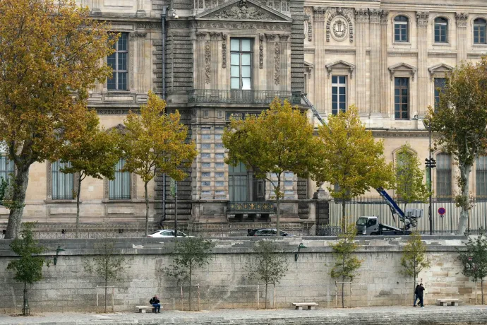 Hét perc alatt rámolták ki a Louvre egyik termét a rablók