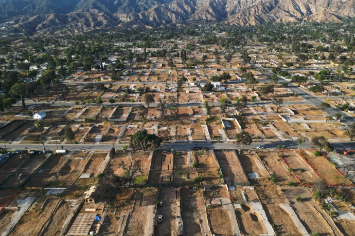 Minden idők legnagyobb lottónyereményének nyertese is beszállt szülővárosa leégett részének újjáépítésébe, de ennek nem mindenki örül