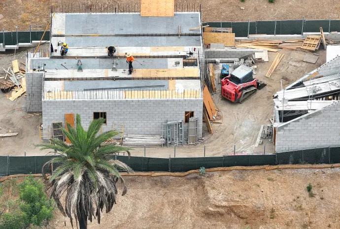 Egy új ház építése Altadenában egy korábban leégett helyére 2025. augusztus 15-én – Fotó: Mario Tama / Getty Images North America / Getty Images via AFP