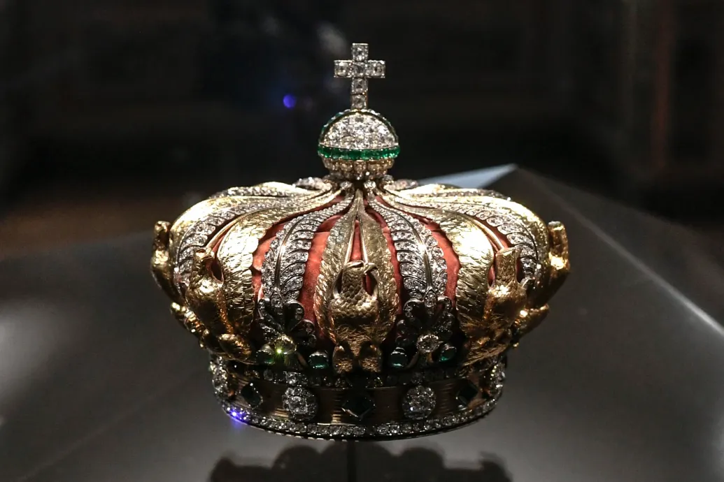 Menekülés közben elhagytak egy 1354 gyémánttal díszített koronát a Louvre tolvajai
