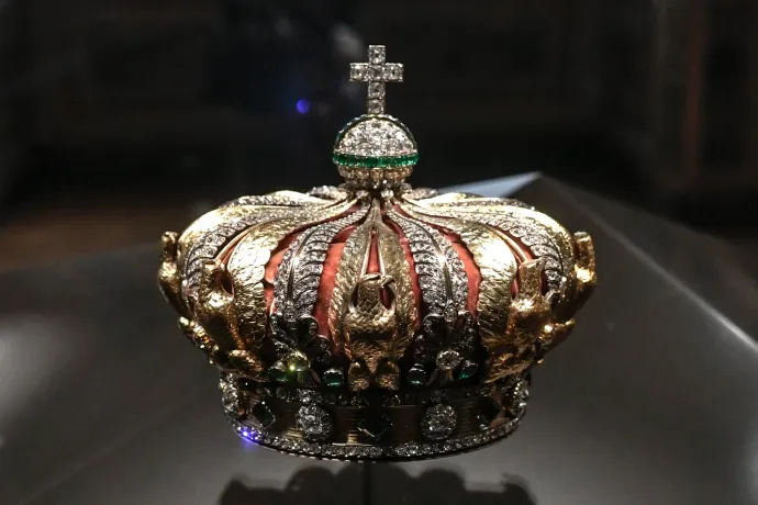 Menekülés közben elhagytak egy 1354 gyémánttal díszített koronát a Louvre tolvajai
