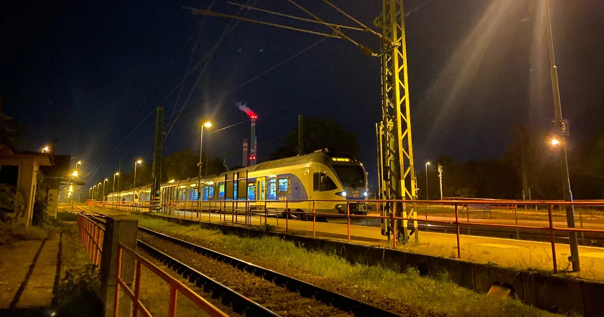 Elesett a MÁV győri fővonala, pótlóbuszozásra és jelentős késésekre számíthatnak az utasok