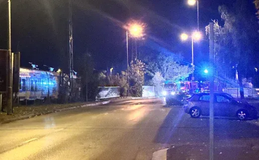 Tűzoltóautók a győri vasúti pálya mellett – Fotó: Olvasónk