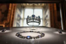 Smaragd és gyémánt fülbevalók, történelmi tiarák: ezt a nyolc tárgyat vitték magukkal a Louvre tolvajai