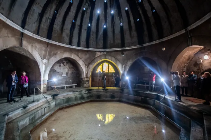 A Király Gyógyfürdő és Őrsi Gergely sajtótájékoztatója a rekonstrukció előtti sajtóbejáráson, 2024. április 17-én – Fotó: Bődey János / Telex