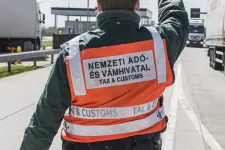 Egy család kocsiját ellenőrizték, végül 30 millió forintnyi dobozos cigarettát találtak