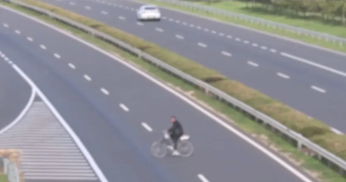 Minden szabályt megszegve tekert keresztül az M30-ason egy vakmerő kerékpáros