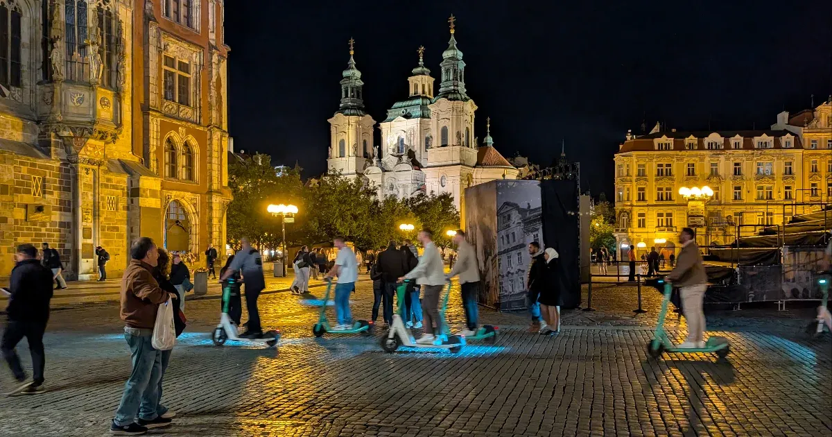 Prágában is betiltják a bérelhető elektromos rollereket 2026-tól