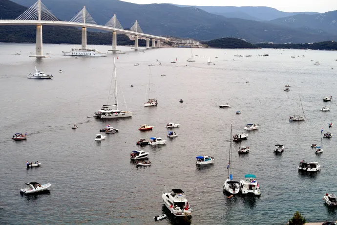 Az átadott Pelješac híd – Fotó: Elvis Barukcic / AFP