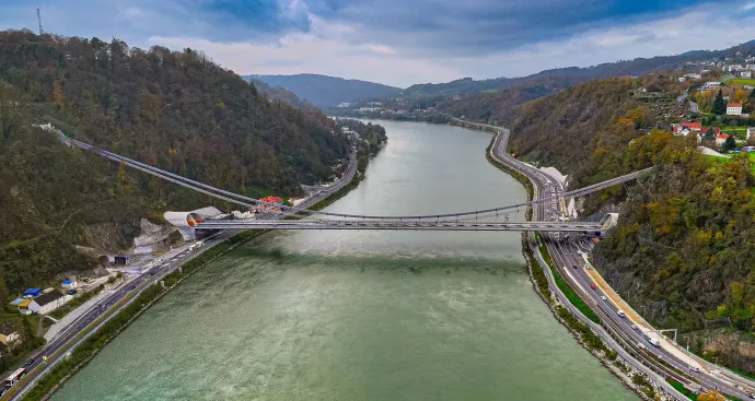 A linzi A26 autópálya Duna-hídja alagútból alagútba vezet – Fotó: ASFINAG