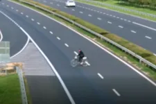 Minden szabályt megszegve tekert keresztül az M30-ason egy vakmerő kerékpáros