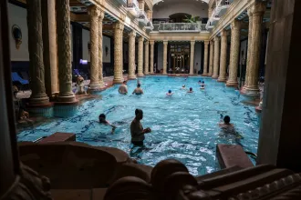 Kezdődő turistacsapda-hangulat nyugati árakon – miért bénázik ennyit Budapest a történelmi fürdőivel?