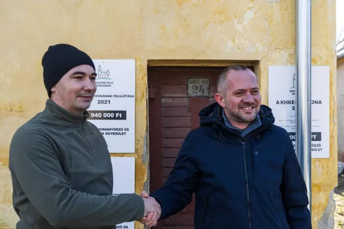 Kónyba is érkezett támogatás, emiatt Gyopáros Alpár (jobbra) szerint hiteltelen a helyi településvezető támadása – Fotó: Gyopáros Alpár Facebook-oldala