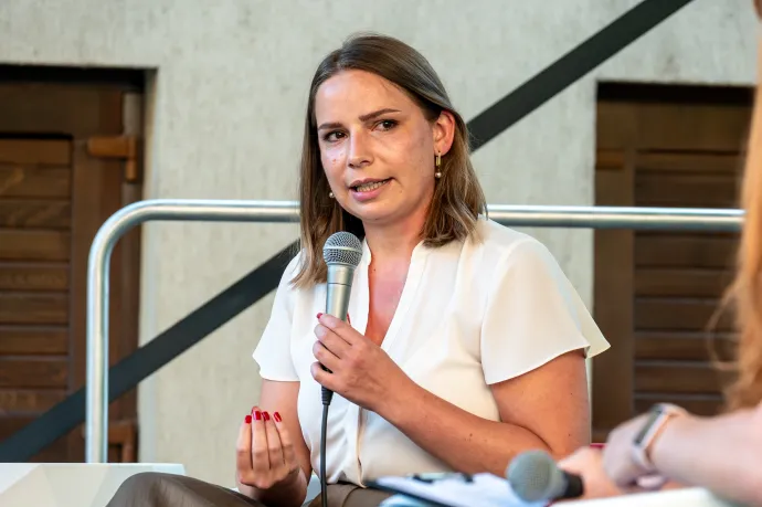 Szilágyi Dóra Emese egy panelbeszélgetésen a Kolozsvári Magyar Napokon, ahol Illés Boglárka Fideszes képviselő mellett volt meghívott – Fotó: Tamás Zsófia / Transtelex