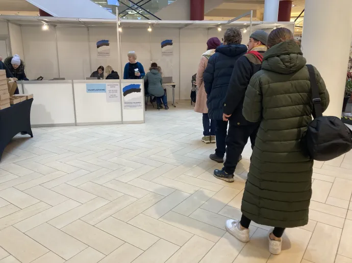 Választópolgárok állnak sorban egy bevásárlóközpontban található szavazóponton, 2023. március 5-én, Tallinnban. Az észt polgárok csaknem harmada elektronikusan szavazott – Fotó: Alexander Welscher / picture alliance / Getty Images