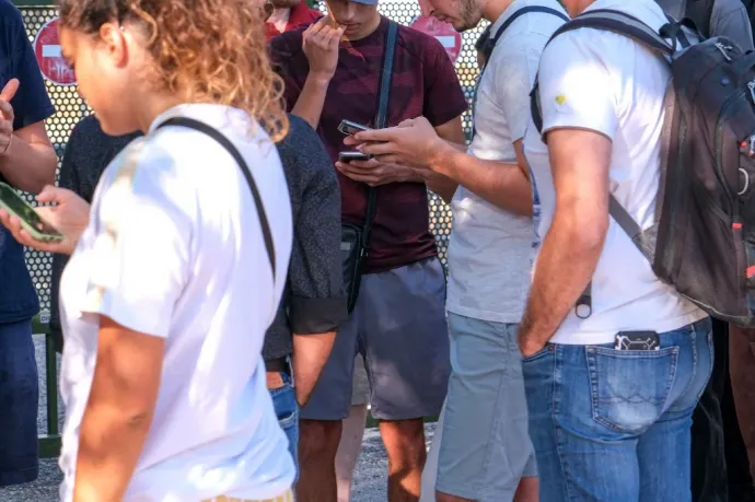 Hisznek a Holdra szállásban a romániaiak, de abban is, hogy az országot titkos külső hatalmak irányítják