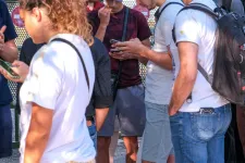 Hisznek a Holdra szállásban a romániaiak, de abban is, hogy az országot titkos külső hatalmak irányítják