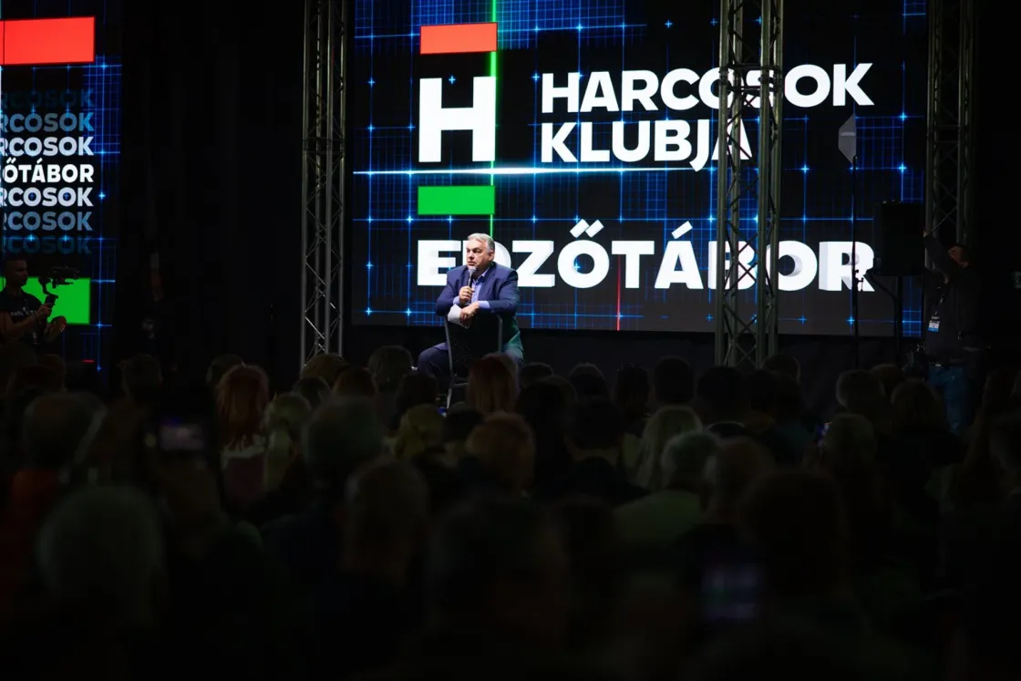 A komment a legjobb fegyver, az egyszerű nem buta, Orbán Viktor a piros ász – erre tanították a harcosokat az edzőtáborban