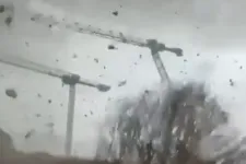 Tornádó söpört végig Párizs melletti településeken, egy ember meghalt