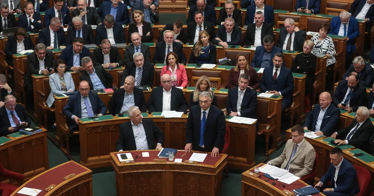 Friss hírek: A választás utáni átmeneti időszakban is rendkívüli jogrend lesz, de az új kormány kétharmados többség nélkül már nem tudja rendeleti úton irányítani az országot.