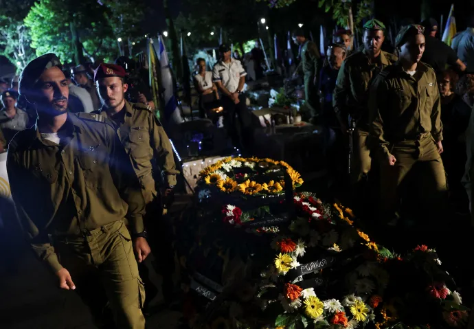 Virrasztás az egyik megölt izraeli katonáért Modiinban, Izraelben 2025. október 20-án – Fotó: Hannah Mckay / Reuters