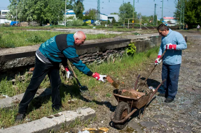 Érdekes időzítéssel akarja még jobban visszaszorítani a közmunkát a kormány