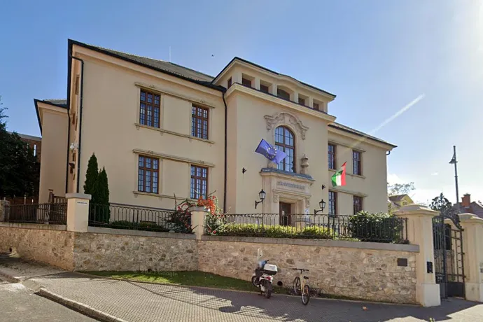 Jogerősen elítélték a férfit, aki a néptáncórán illetlenül nyúlt a lányokhoz a fertődi általános iskolában