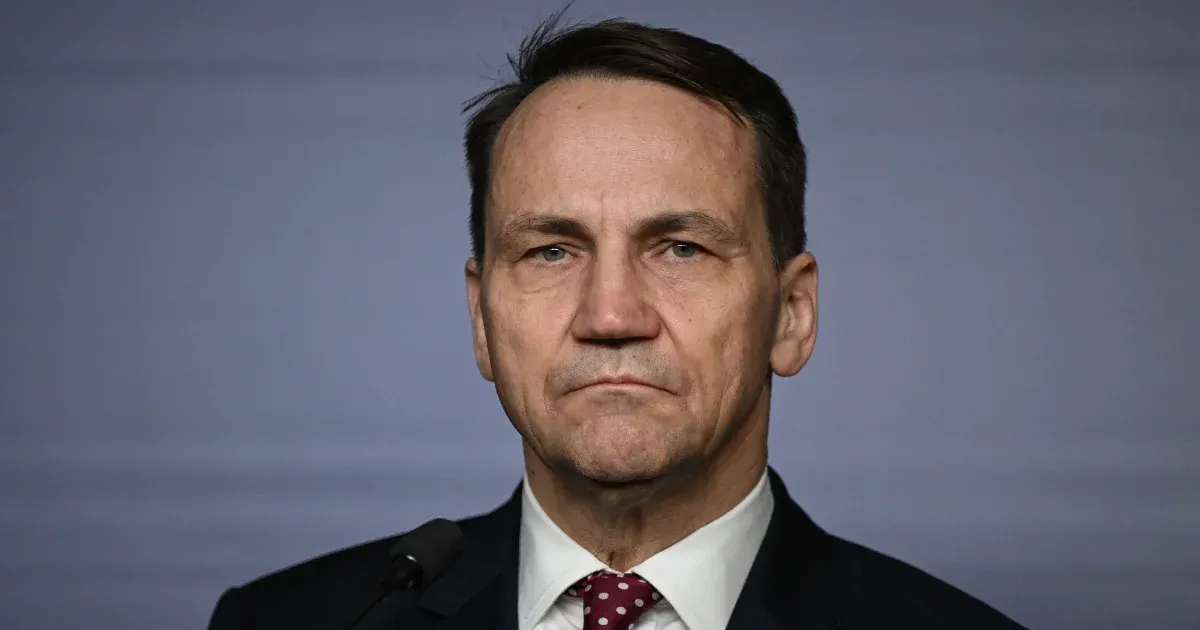 A lengyel külügyminiszter nem tudja garantálni, hogy nem tartóztatnák le Putyint, ha a légterükön át repülne Budapestre